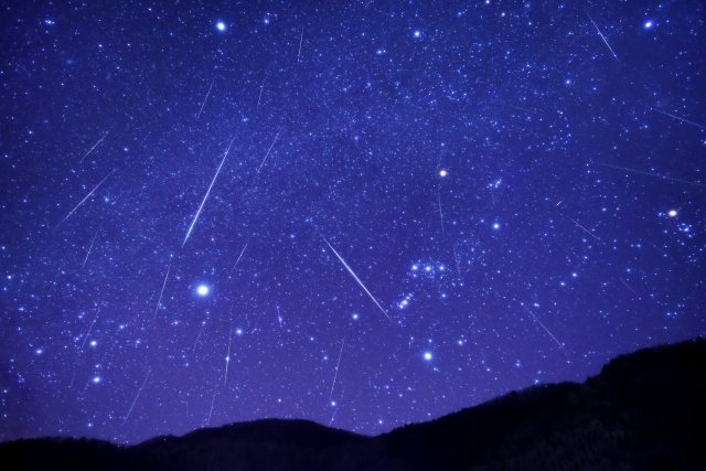 2025年の流星群カレンダー　ふたご座流星群