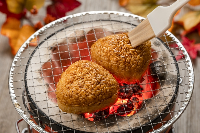焚き火　焼きおにぎり　アルミホイル