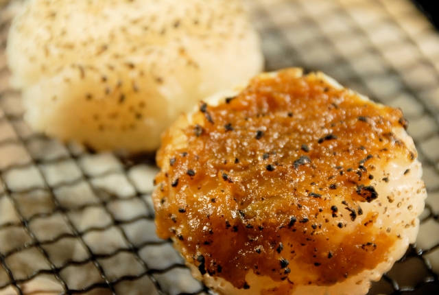 焚き火　焼きおにぎり　アルミホイル