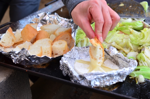 焚き火　チーズフォンデュ　アルミホイル