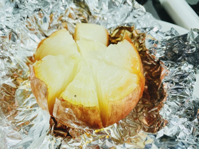 焚き火でホイル焼きの玉ねぎ