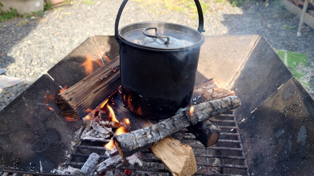 焚き火　煤対策　アルミホイル