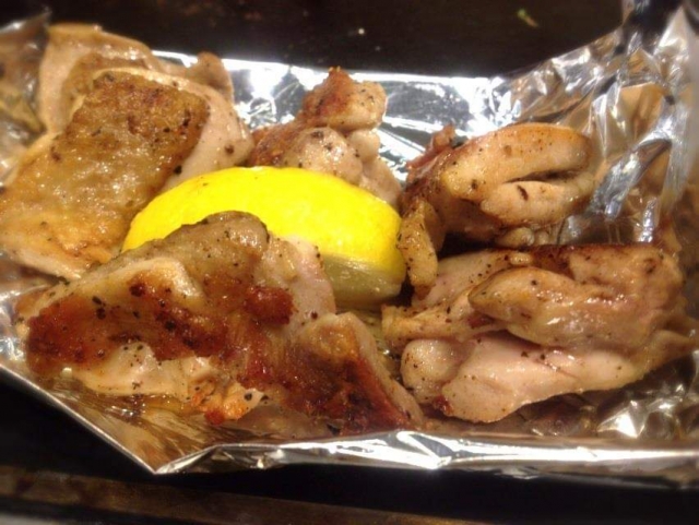 焚き火　鶏肉　アルミホイル
