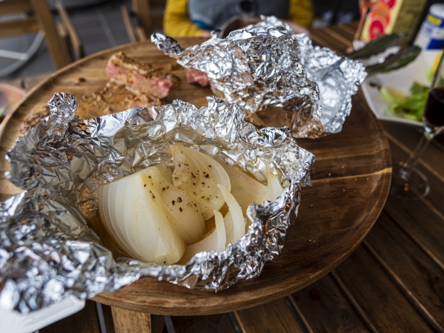 焚き火でホイル焼きの玉ねぎ