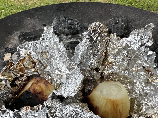 焚き火でホイル焼きの玉ねぎ