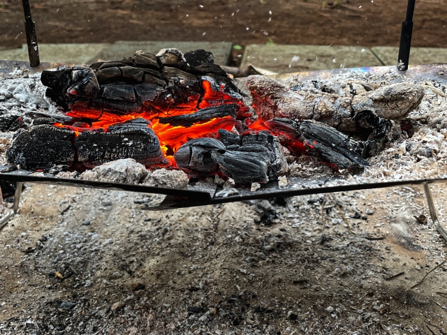 焚き火　アルミホイル　ピザ　熾火