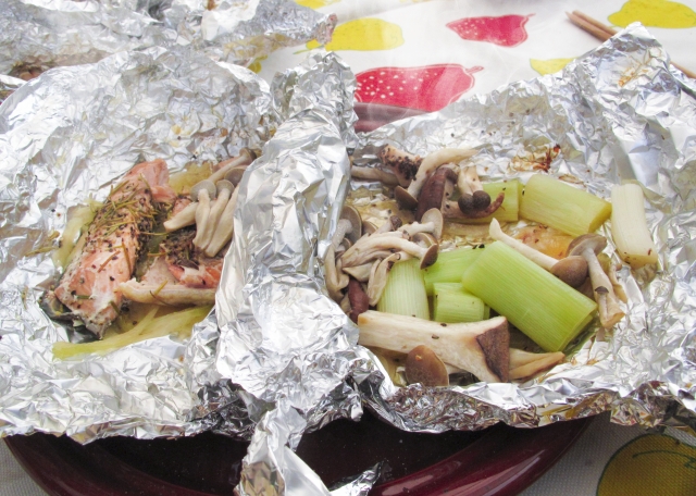 焚き火　魚　アルミホイル