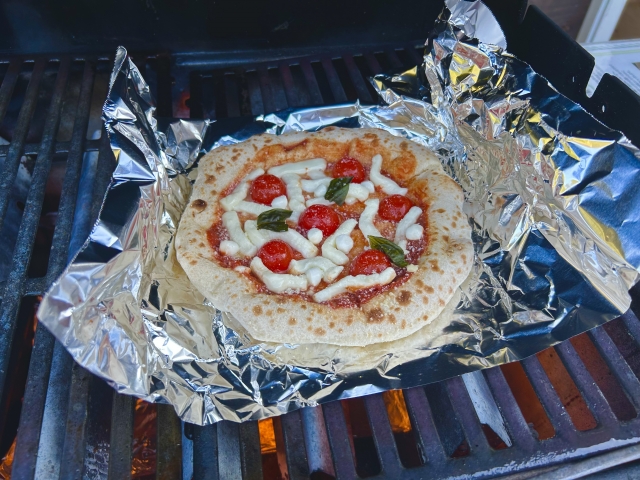 焚き火　アルミホイル　マルゲリータ　ピザ