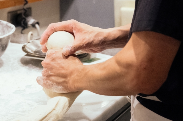 焚き火でアルミホイル　ピザ