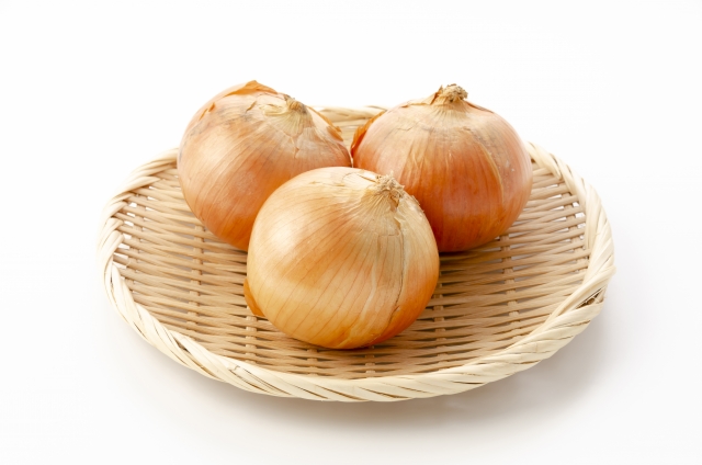 焚き火でホイル焼きの玉ねぎ