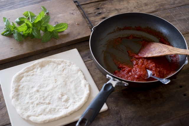 焚き火でアルミホイル　ピザ