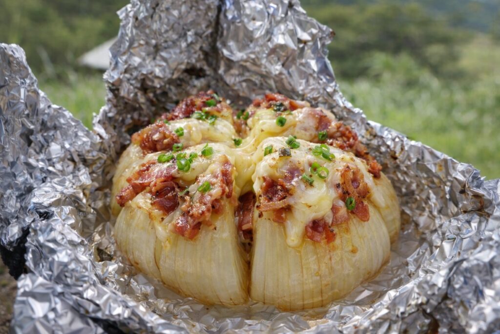 焚き火でホイル焼きの玉ねぎ