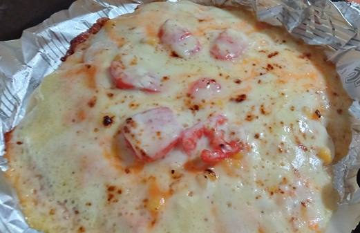 焚き火　アルミホイル　ピザ　チーズ