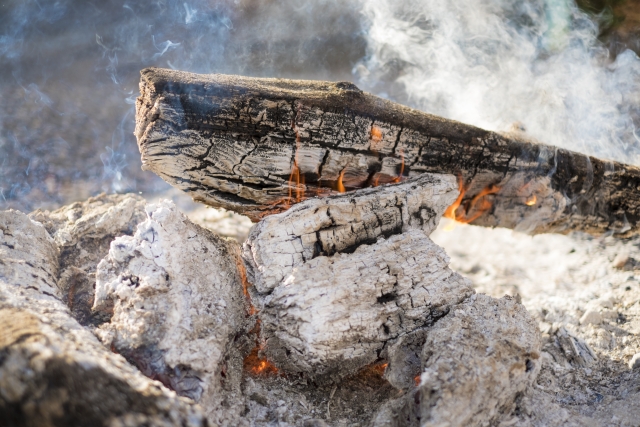 焚き火　煤対策　アルミホイル